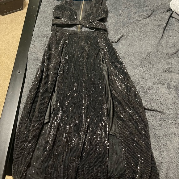 Black sequin dress with two leg slits - Picture 2 of 2